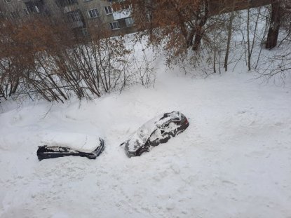 Снежная лавина с крыши дома обрушилась на два автомобиля в Новосибирске