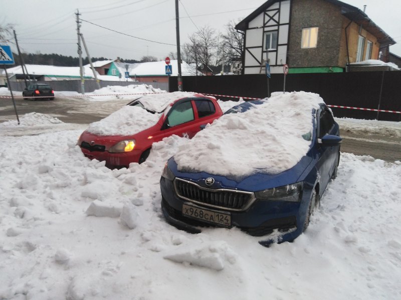 Череда снежных лавин сошла с крыш в Новосибирске