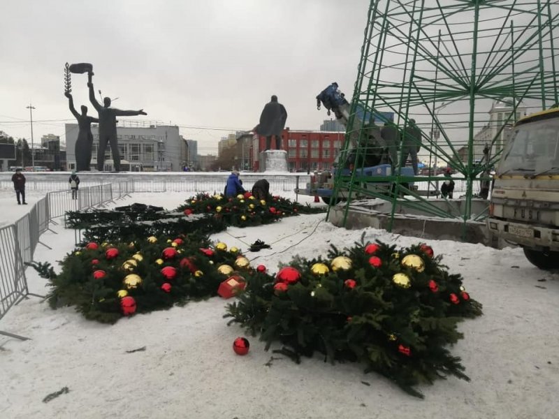 На главной площади Новосибирска убрали елку