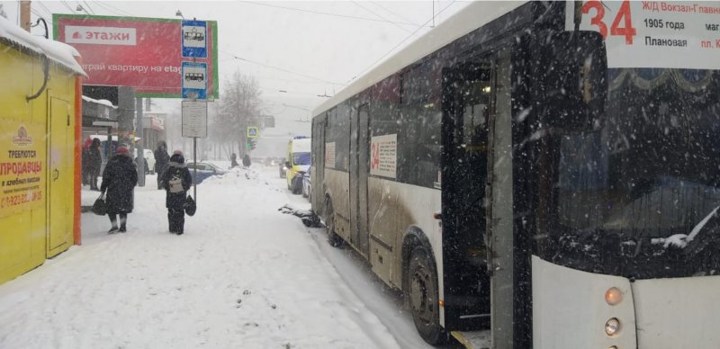 Автобус с пассажирами насмерть сбил пешехода на остановке