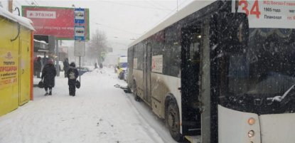 Автобус с пассажирами насмерть сбил пешехода на остановке