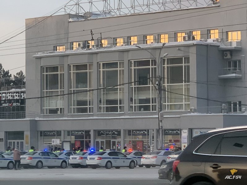 В центре Новосибирска вновь замечено большое количество полицейских машин