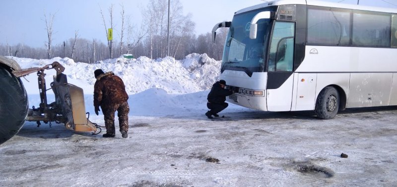 Автобус с 45 пассажирами сломался в мороз на трассе в Новосибирской области