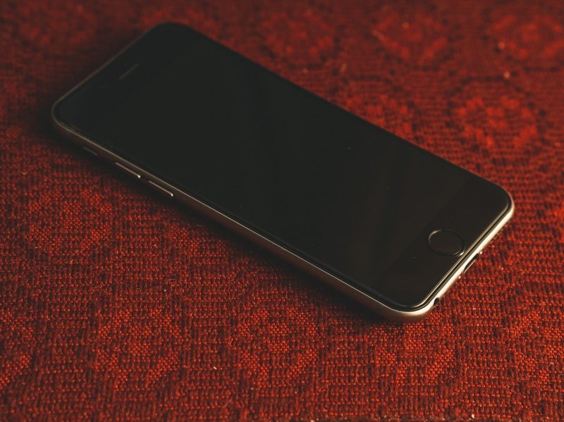 Женщина украла iPhone 8, бросив в магазине смартфон старой модели с отпечатками пальцев