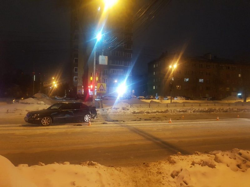 Иномарка влетела в автомобиль на светофоре в Новосибирске