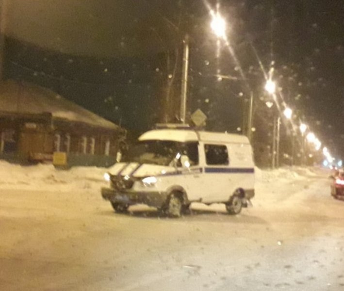 Полицейская «ГАЗель» попала в ДТП из-за неработающего светофора 