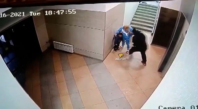 Новосибирец напал на своего маленького внука в подъезде дома