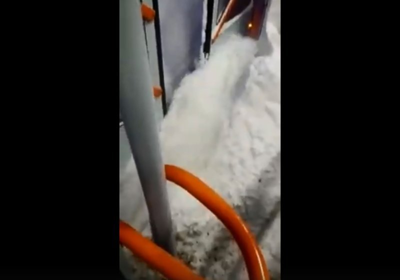 Снежный фонтан забил в новосибирском трамвае (ВИДЕО)