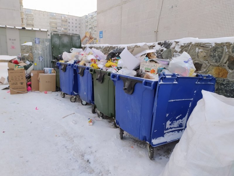 Заснеженные новосибирские улицы угрожают «мусорным» коллапсом