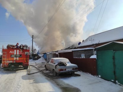 Крупный пожар на левом берегу: вспыхнули два дома на Ольховской