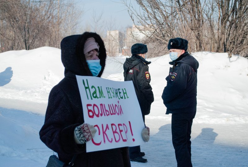 «Чувствуешь, что живешь во лжи»: академовцы вышли с пикетами против продажи сквера на Демакова