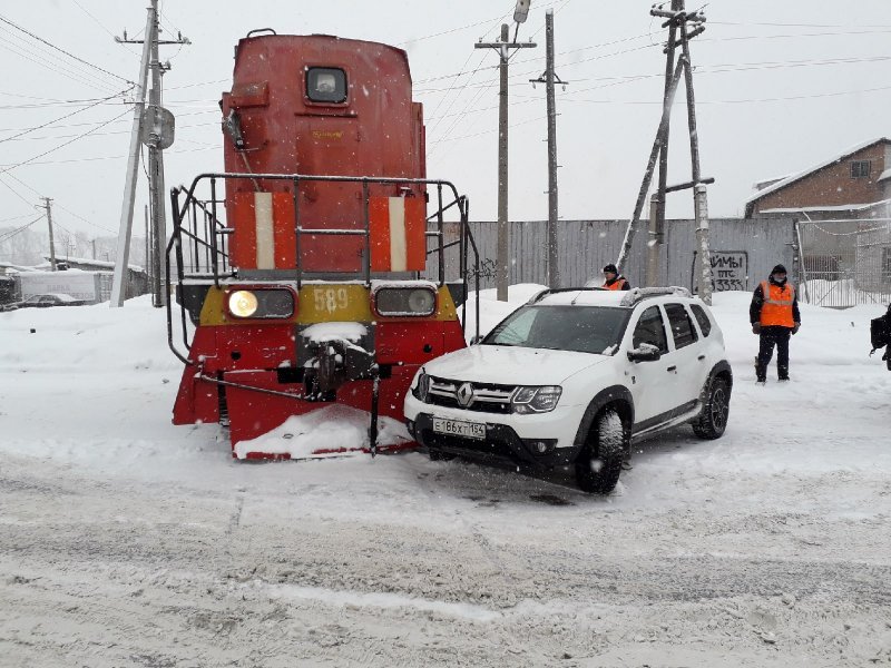 В Бердске маневровый тепловоз чуть не раздавил легковой автомобиль