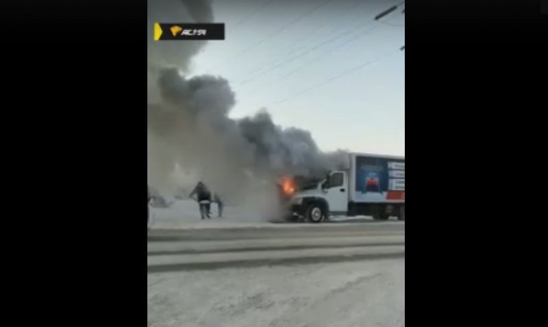 Прохожие закидали снегом горящий грузовик в левобережье Новосибирска
