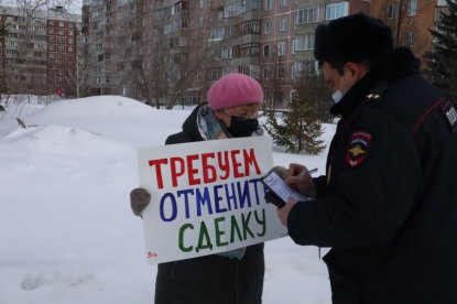 Полиция с мегафонами встретила защитников сквера на Демакова
