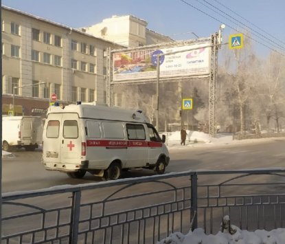 Три автомобиля скорой помощи застряли в снегу в Октябрьском районе