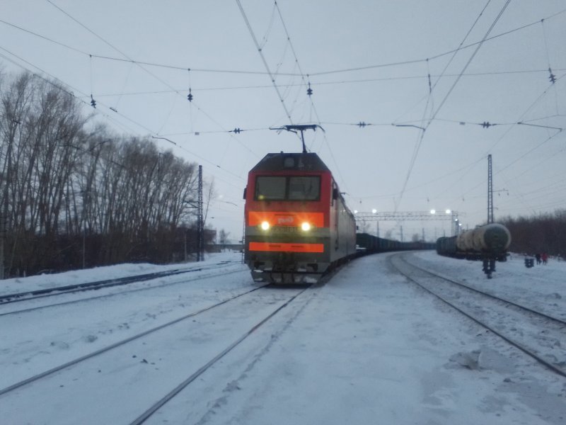 Женщина попала под поезд и не пострадала 