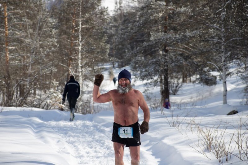 Новосибирцы пробежали по горам Алтая в 25-градусный мороз
