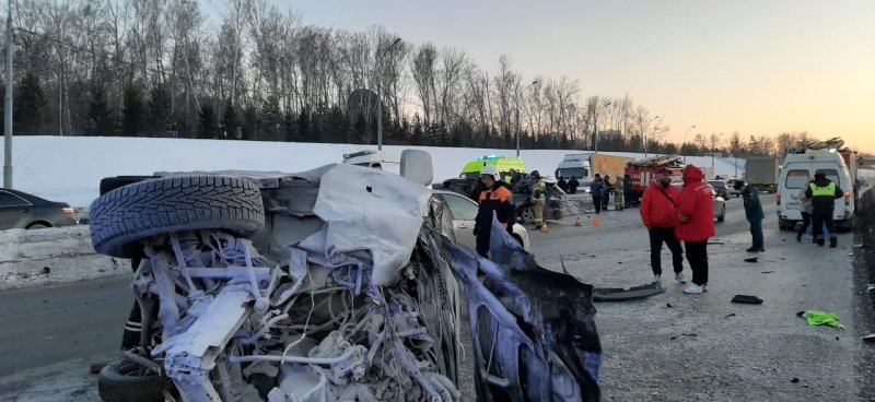 Машины перелетали через разделитель: в массовом ДТП на Бугринском мосту погиб человек