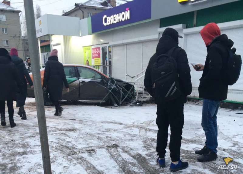Водитель каршерингового авто протаранил салон мобильной связи в Новосибирске