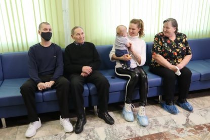 Связанные одним телом: в Новосибирске встретились четверо спасенных одним донором пациентов 