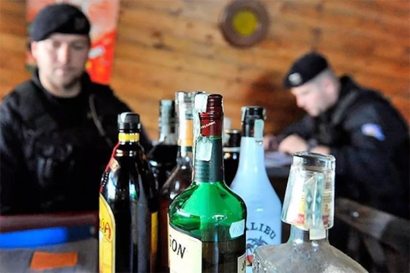 Новосибирцам не дали выпить несколько сотен бутылок паленого алкоголя