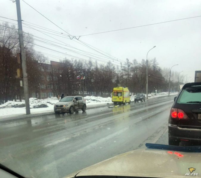 «Скорая» и кроссовер не поделили дорогу в Ленинском районе