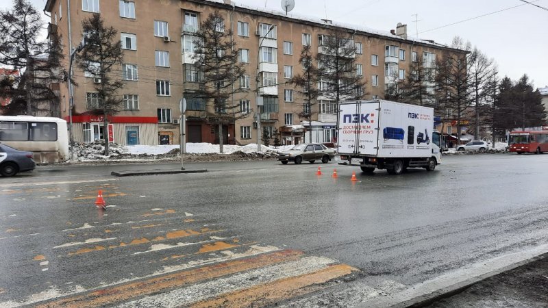 12-летняя школьница попала под грузовик на Титова