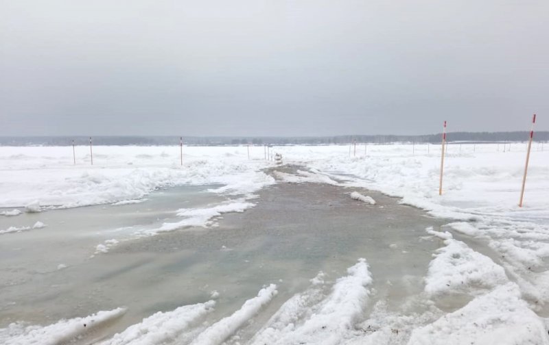 В Новосибирской области потрескалась последняя ледовая переправа