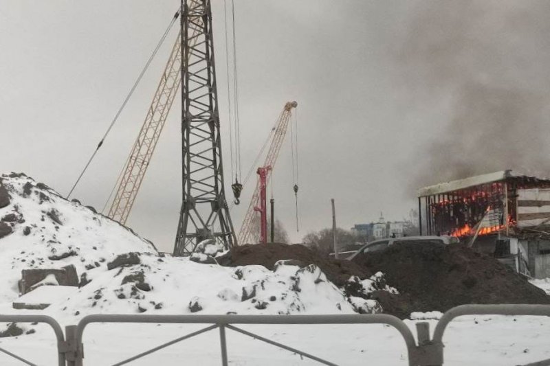 Крупный пожар произошел на территории стройплощадки четвертого моста