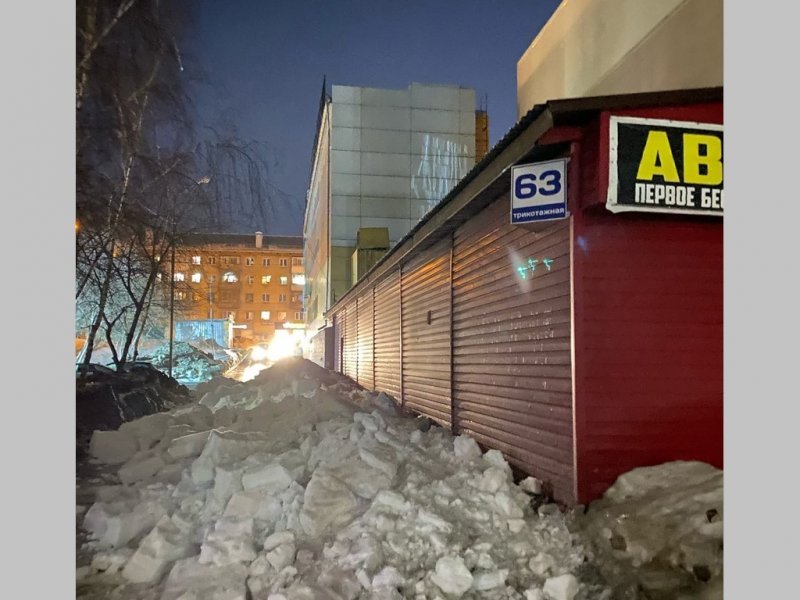 Автомобилист чуть не попал под лавину снега на улице Трикотажной