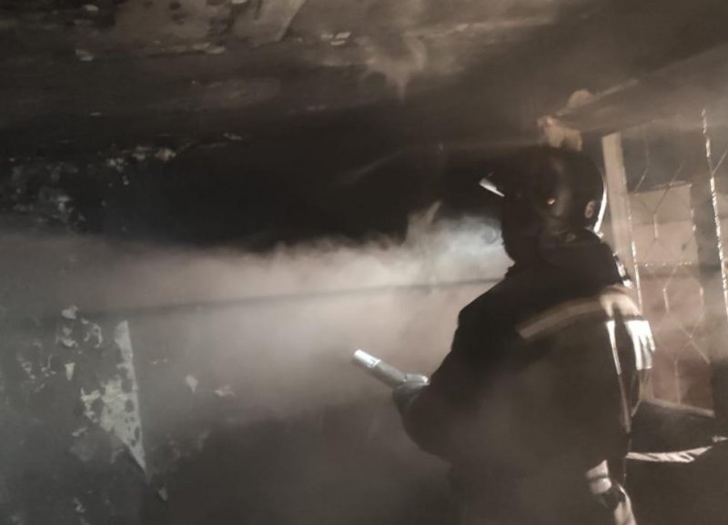Пожарные спасли пожилую женщину из горящей квартиры в многоэтажке