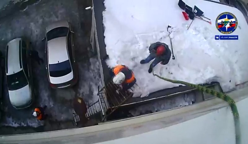 Случилась паническая атака: спасатели сняли с крыши ТЦ мужчину, чистившего ночью снег