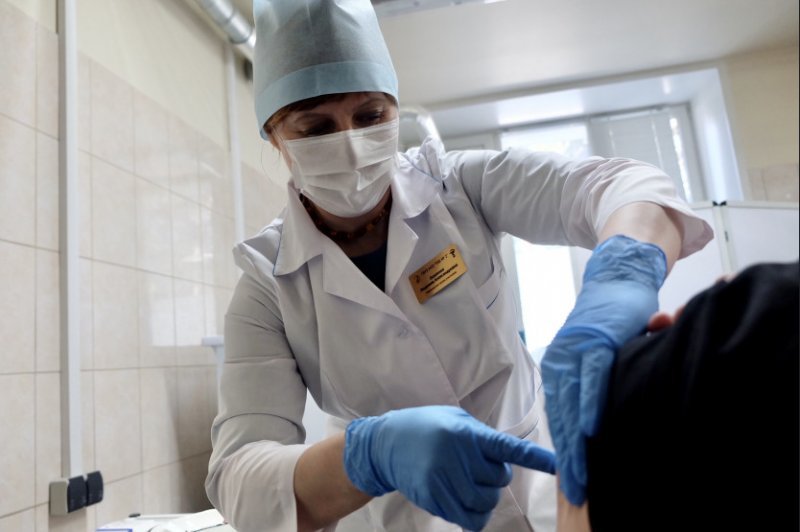Почти десять тысяч новосибирцев поставили прививки от коронавируса в мобильных пунктах 