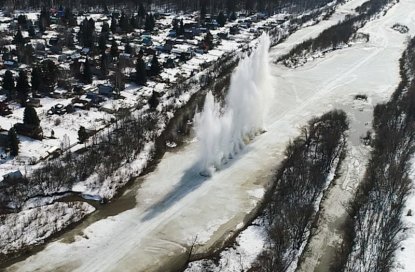 Завораживающие взрывы льда на реке Иня показали сотрудники МЧС