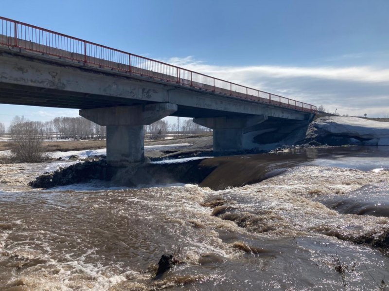 В Кочковском и Краснозерском районах взрывают лед, а в Ордынском районе вода размыла опору моста