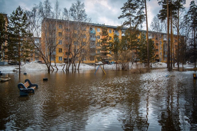 Тимирязевский сквер превратился в пруд: дети катаются на плотах, в луже поселились утки