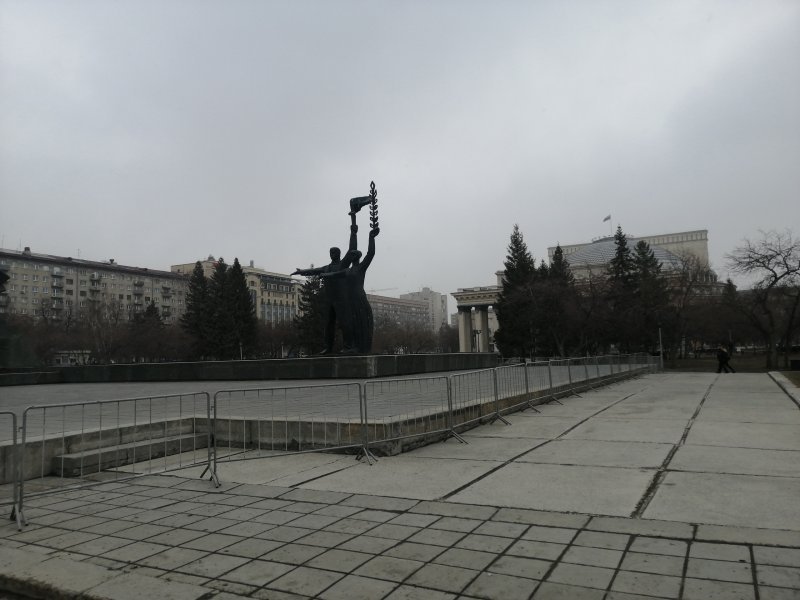 Центр Новосибирска перегородили металлическими заборами