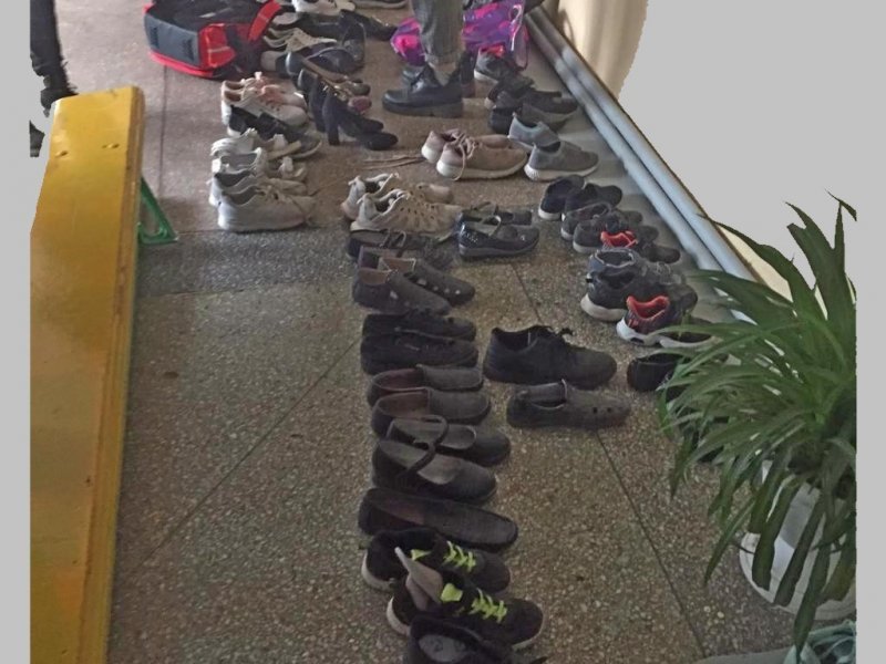 Родители учеников говорят, что из-за приказа о «сменке» в бердской школе заставляют детей ходить босиком