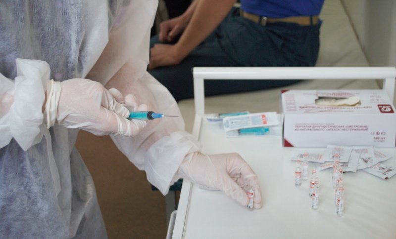 Мобильный пункт вакцинации от COVID-19 открывается в торговом центре в Академгородке