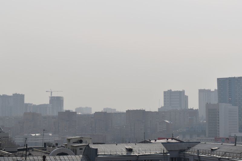 Кружки в руке не видно: смог и вонь сохраняются в Новосибирске