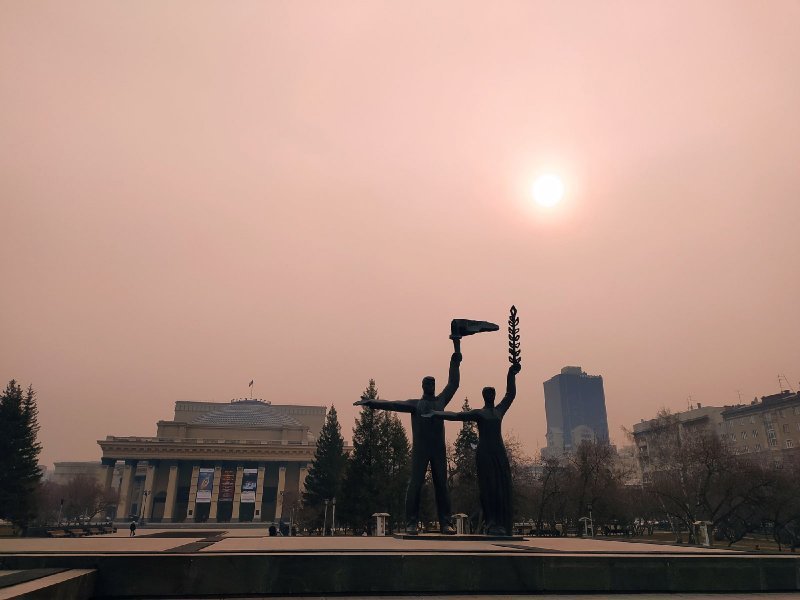 В розовый цвет окрасилось небо Новосибирска из-за смога от пожаров