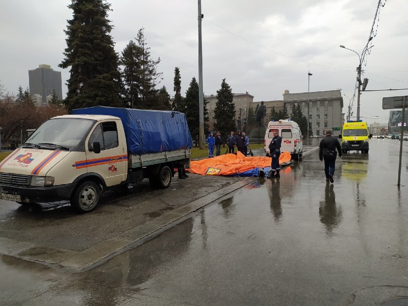 Машины скорой помощи стоят на площади Ленина: рассказываем что случилось
