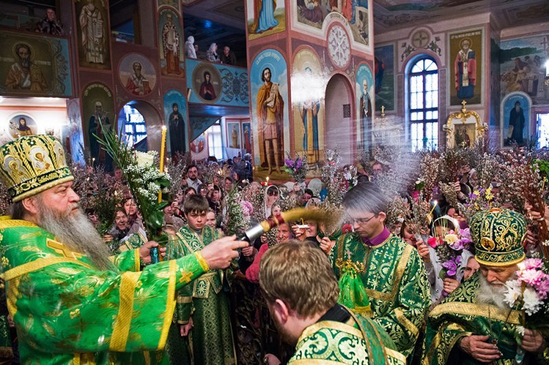 Патриарх Кирилл запретил верующим на Пасху лобзать иконы и руки священников