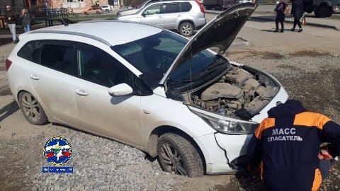 Автомобиль в Новосибирске застрял колесом в дороге