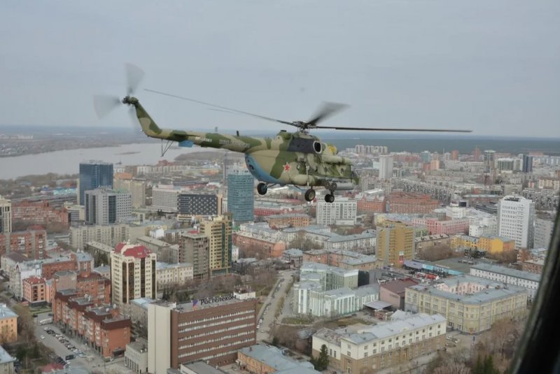 Над Новосибирском пролетели истребители и штурмовые вертолеты