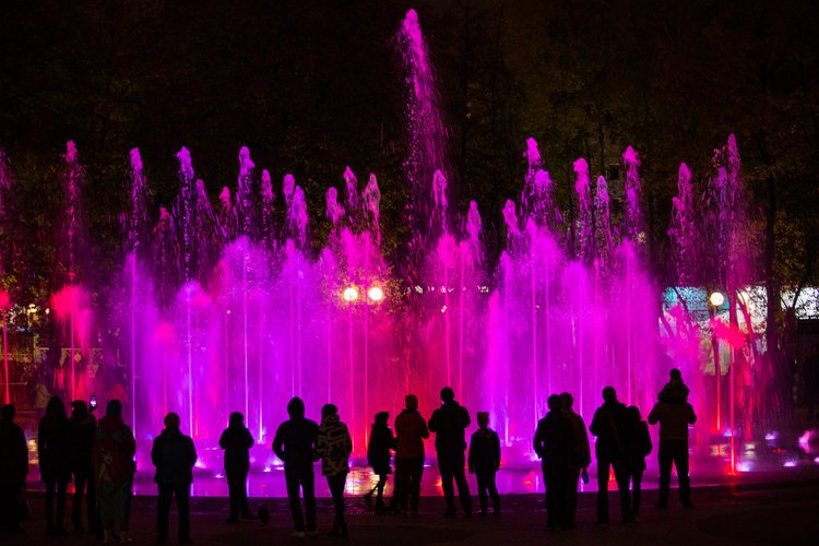 Ко дню Победы в Новосибирске запустили светомузыкальный фонтан