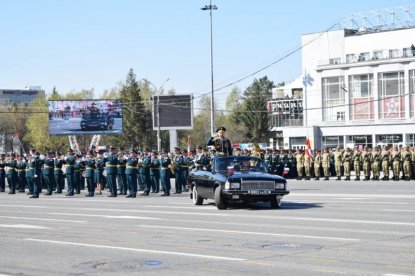 Парад Победы проходит на площади Ленина в Новосибирске