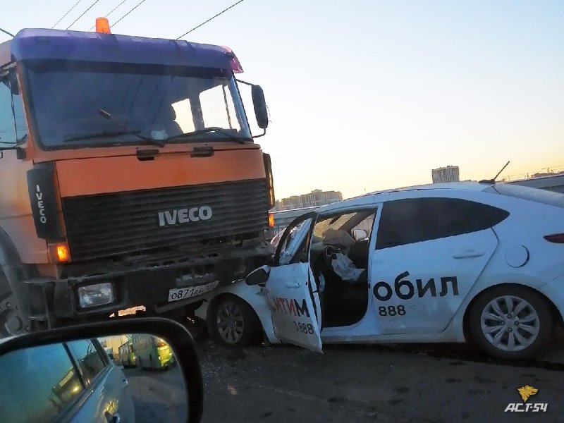 Таксист залетел под грузовик дорожников, которые ремонтировали ночью Октябрьский мост в Новосибирске