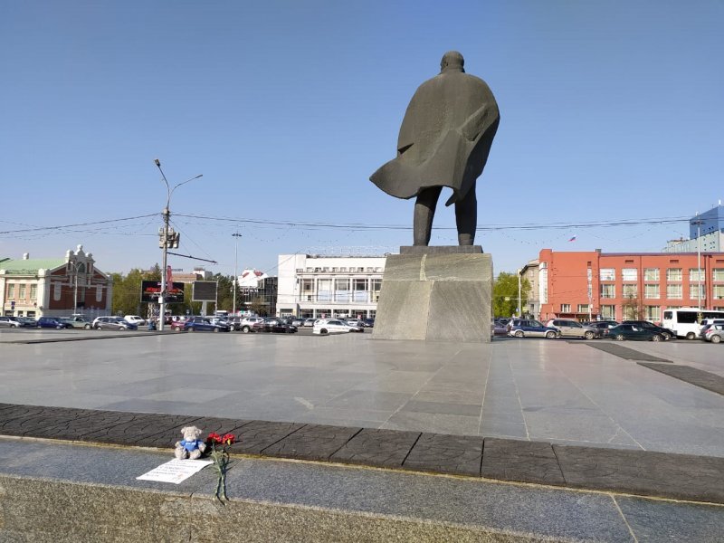 Памятник Ленину в Новосибирске превратили в стихийный мемориал погибшим в Казани детям