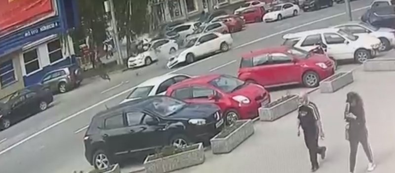 Появилось видео страшной аварии с мотоциклистом на проспекте Маркса (ВИДЕО)